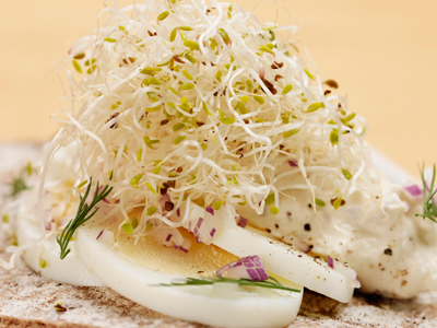 Sprättägg med crème på smetana, kaviar och rödlök