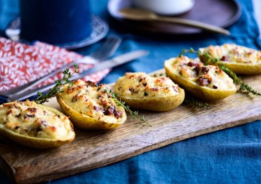 Πατάτες γεμιστές με τυριά και σύγκλινο