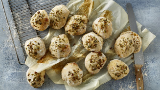 Kalljästa frukostbullar med kefir och pumpafrön