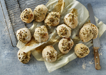 Kalljästa frukostbullar med kefir och pumpafrön