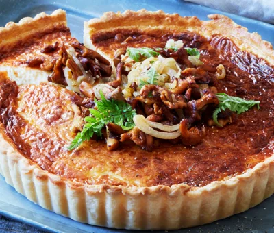 Pie with onions and chanterelles