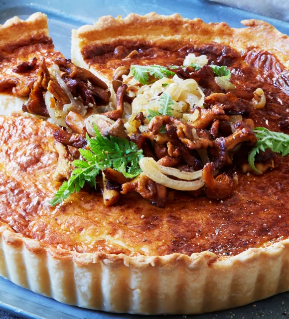 Tart with onions and chanterelles