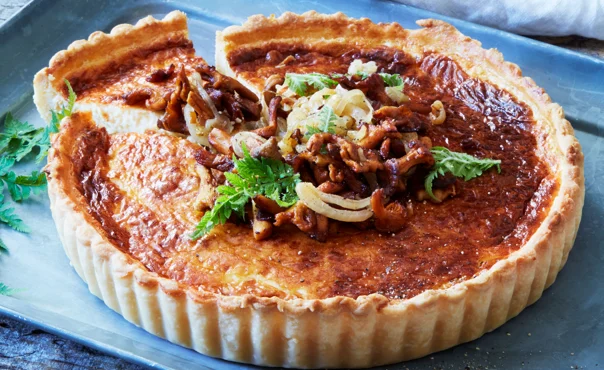 Tærte med løg og kantareller