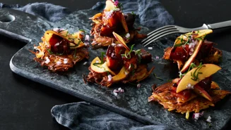 Råraka med fläsk och syrliga äpplen