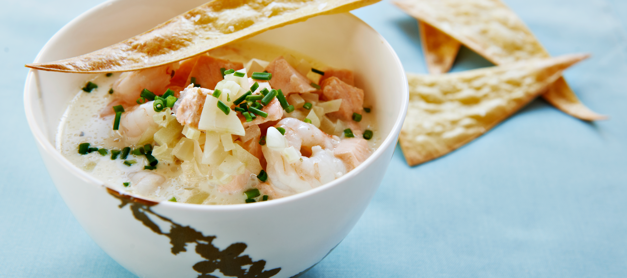 Hvidløgssuppe med laks og sprøde pastakiks