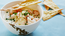 Hvidløgssuppe med laks og sprøde pastakiks