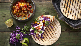 Sprøde tortillas med hot tomatsalsa, grillet kylling og spidskål