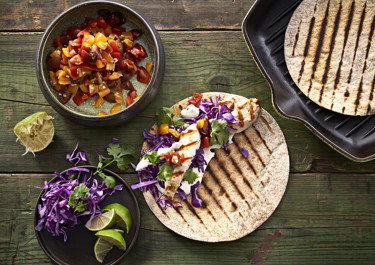 Sprøde tortillas med hot tomatsalsa, grillet kylling og spidskål