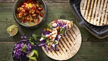 Sprøde tortillas med hot tomatsalsa, grillet kylling og spidskål