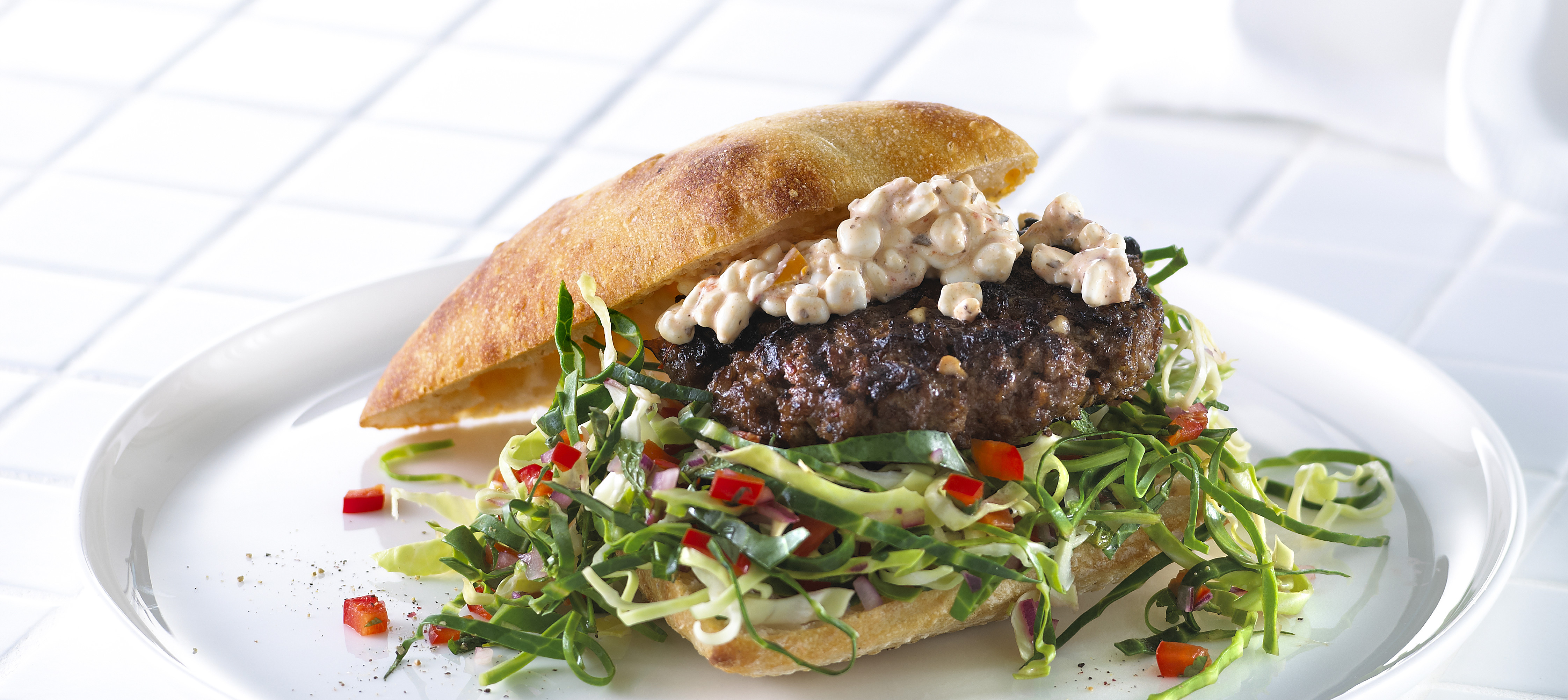 Burger med spidskålssalat og krydret hytteost