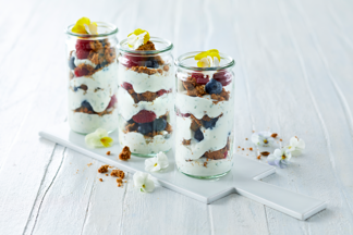 Trio mit Skyr, Blaubeeren, Himbeeren und Crunch