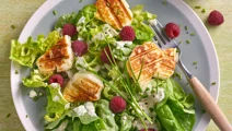 Grüner Salat mit pikantem Salatdressing