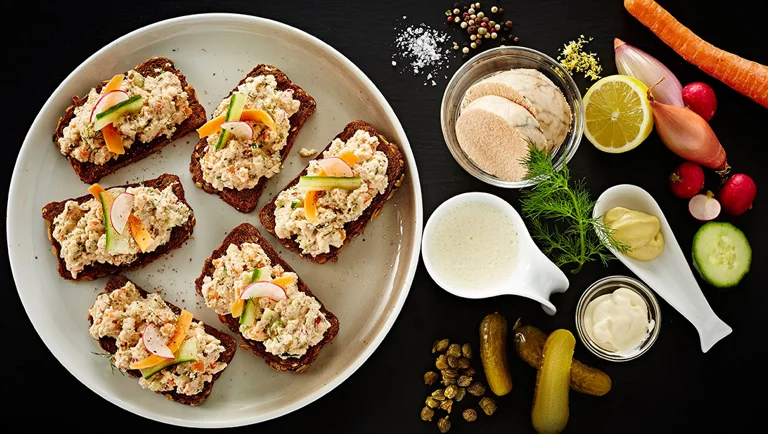 Torskerognsmousse på rugbrød med sprøde tynde skiver radise og agurk