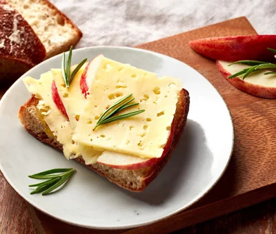 Castello® Monastery Cheese kauraleipä ja omena