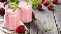 Smoothie με ρόφημα γάλακτος Arla Protein , φράουλα και lime