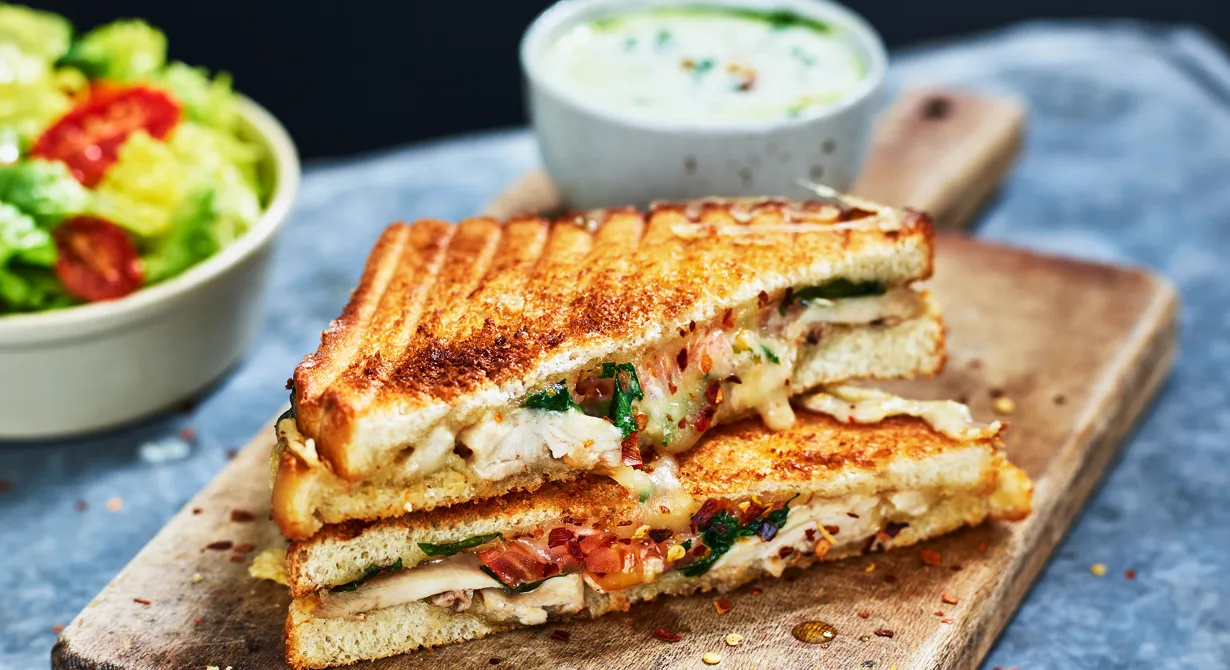 En maffig grillad macka fylld med kyckling, Havarti Jalapeño, tomat och rucola. Toasten passar perfekt att säljas som take away. Chicken jalapeño kommer att bli en favorit på menyn - nygrillad krispig macka med massor av härlig smält ost är svårt att motstå!