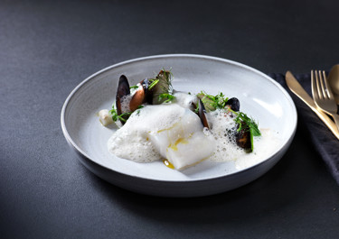 Rimmad torskrygg med blåmusselsås och jordärtskocka