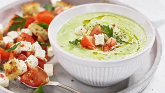 Grön bönsoppa med tomater och vitost