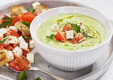 Grön bönsoppa med tomater och vitost