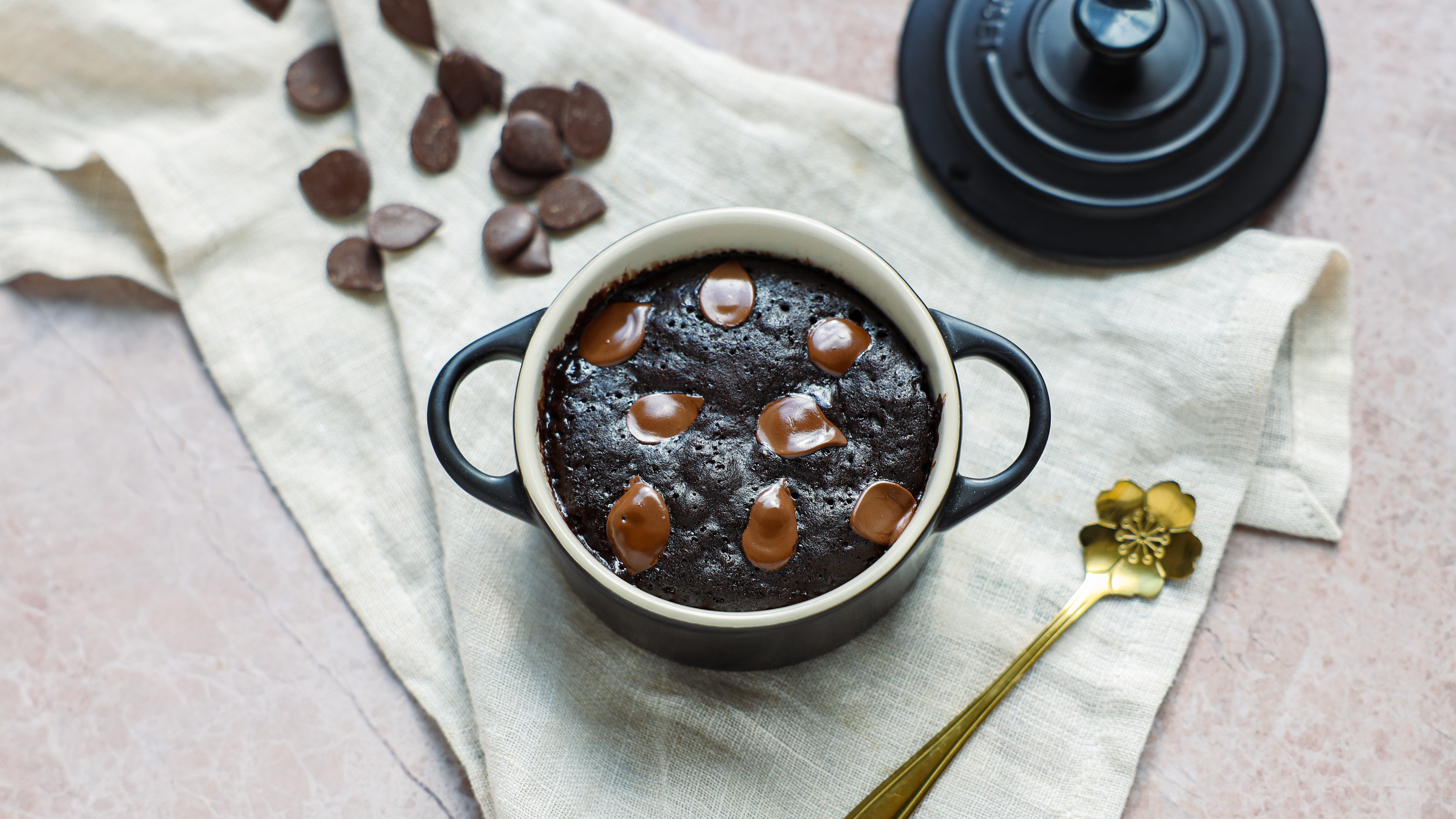 Mikrowellen-Brownie mit Vanilleeis