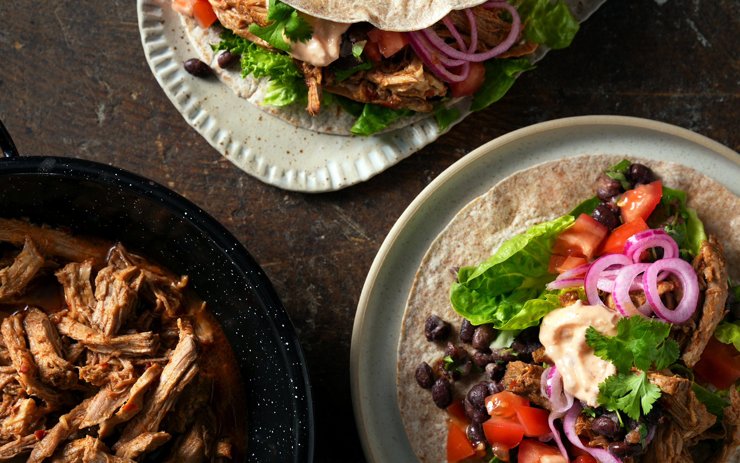 Tortillas med långbakat kött och picklad lök