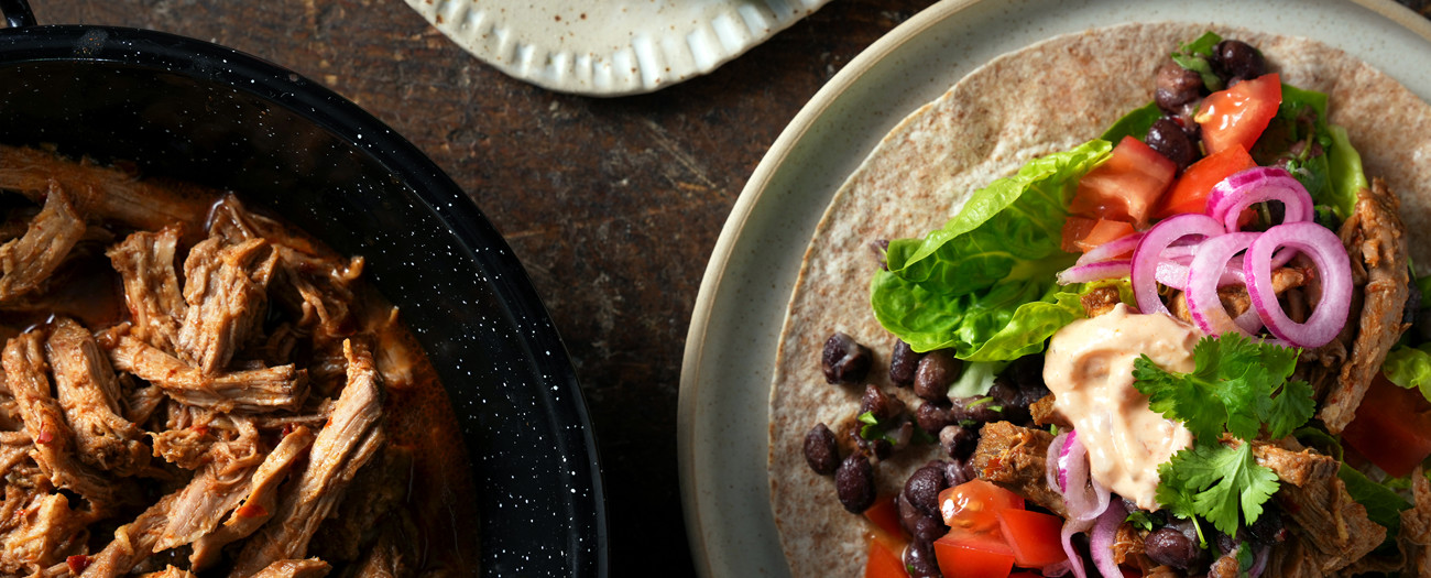 Tortillas med långbakat kött och picklad lök