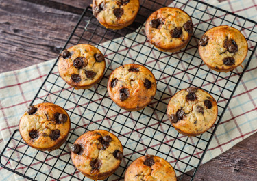 Proteiinipitoiset banaanimuffinssit skyrillä ja tummalla suklaalla resepti
