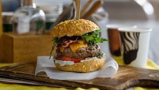 Μοσχαρίσιο burger με σάλτσα μπλε τυριού