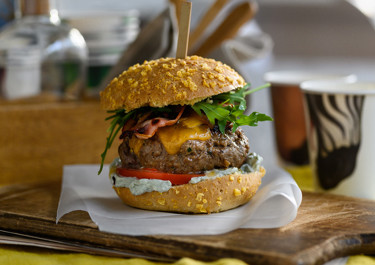 Μοσχαρίσιο burger με σάλτσα μπλε τυριού
