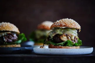 Burger gourmet à l'effiloché de porc, champignons rôtis et cheddar blanc