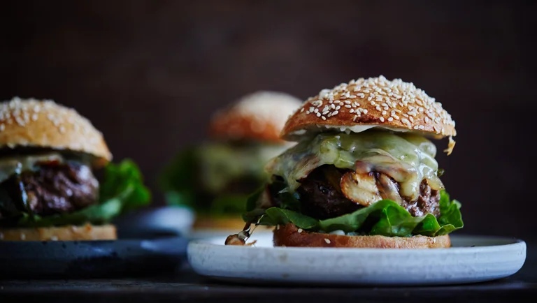Burger gourmet à l'effiloché de porc, champignons rôtis et cheddar blanc