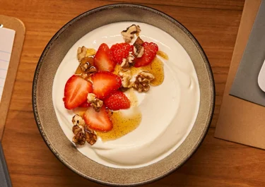 Aardbei, walnoot en vanillesiroop als topping voor Skyr