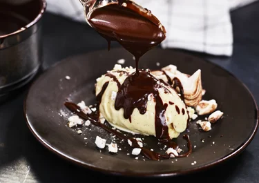 Vaniljglass med chokladsås