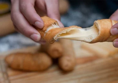 Tequeños rellenos de queso