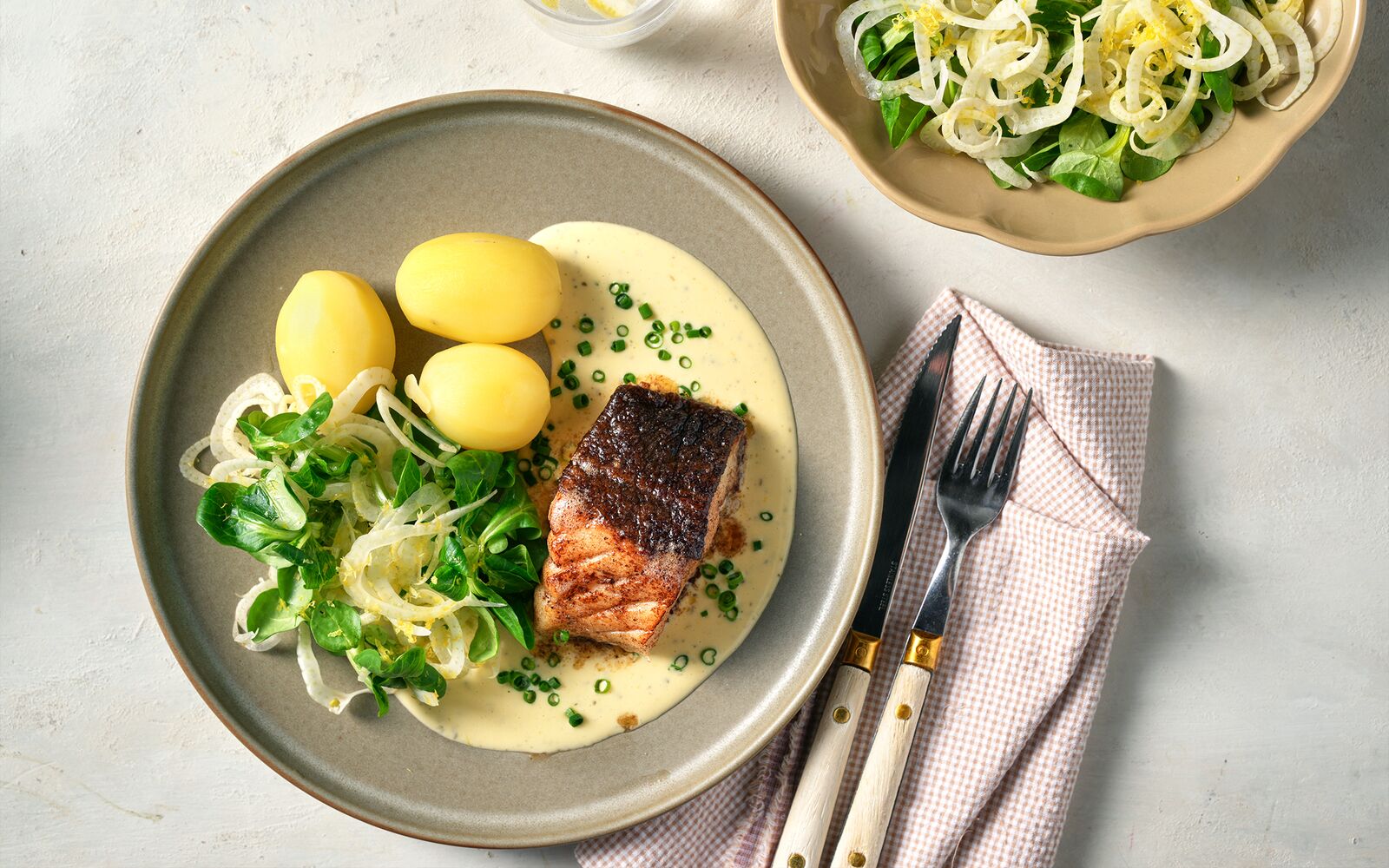 Ugnsbakad torskrygg med krämig bearnaisesås och syrlig fänkålssallad