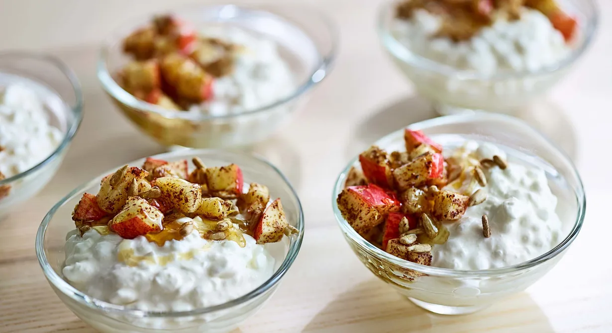 Ett enkelt, mättande mellanmål som blir färdigt på nolltid. Som ris à la Malta, men där riset byts ut mot cottage cheese och toppas med äpple, rostade solroskärnor och kanel.