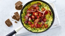 Omelet met spek en tomaten