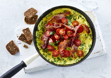 Omelet met spek en tomaten