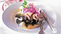 Skinkbruschetta med rödbetstsatsiki