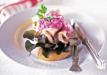 Skinkbruschetta med rödbetstsatsiki