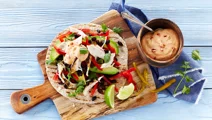 Sprøde tortillas med grillet kylling, avocado, lime og koriander