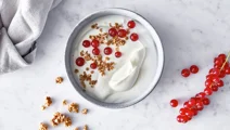 Zelfgemaakte granola en rode bessen als topping voor Arla Skyr
