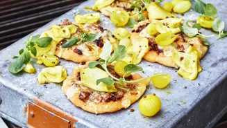 Lammpizza med cheddarost och picklad lök och zucchini