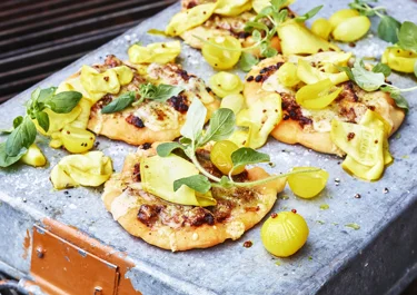 Lammpizza med cheddarost och picklad lök och zucchini