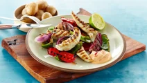 Grillet kylling med saltkartofler og limekrydrede grøntsager
