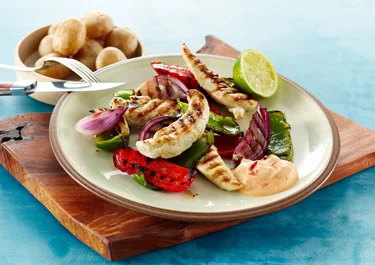 Grillet kylling med saltkartofler og limekrydrede grøntsager