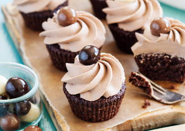 Chokladcupcakes med vispad nötpannacotta