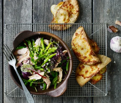 Hähnchensalat mit Käse-Knoblauchbrot