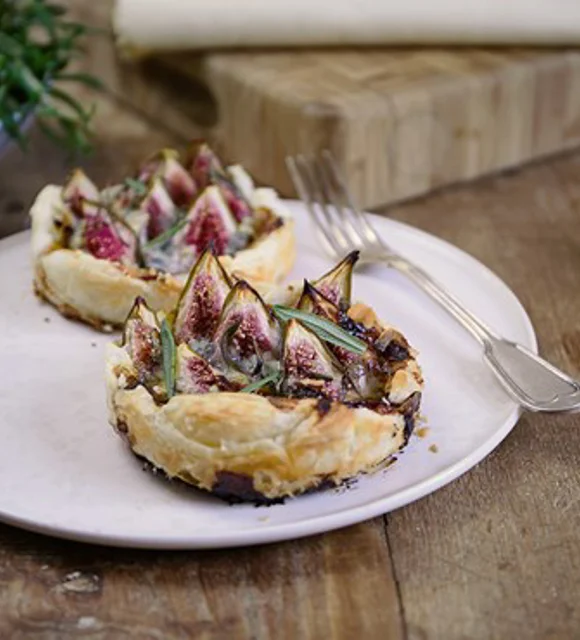 Tartelettes aux figues, au fromage bleu et au miel