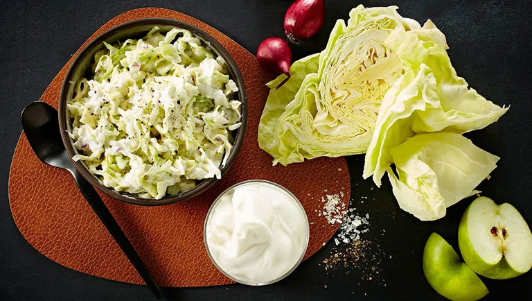 Nordisk tzatziki med spidskål, æbler og løg